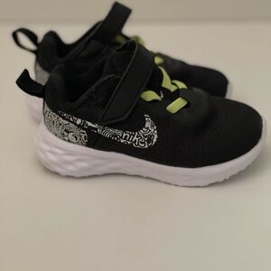 Toddler Nike sneakers 6C.